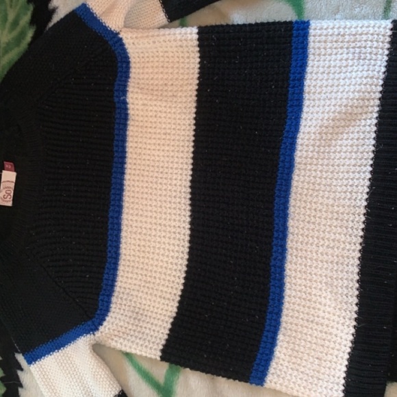 Sweaters - Picture 4 of 4